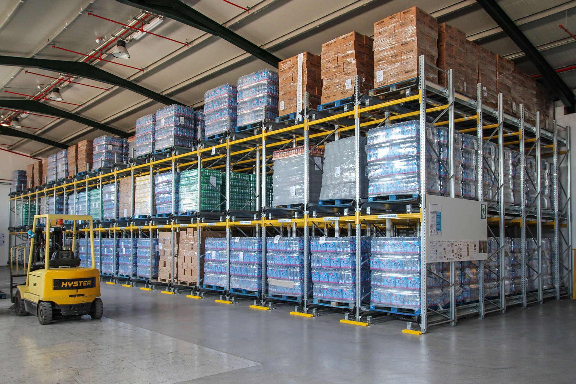 Magazzino con scaffalature e carrello elevatore